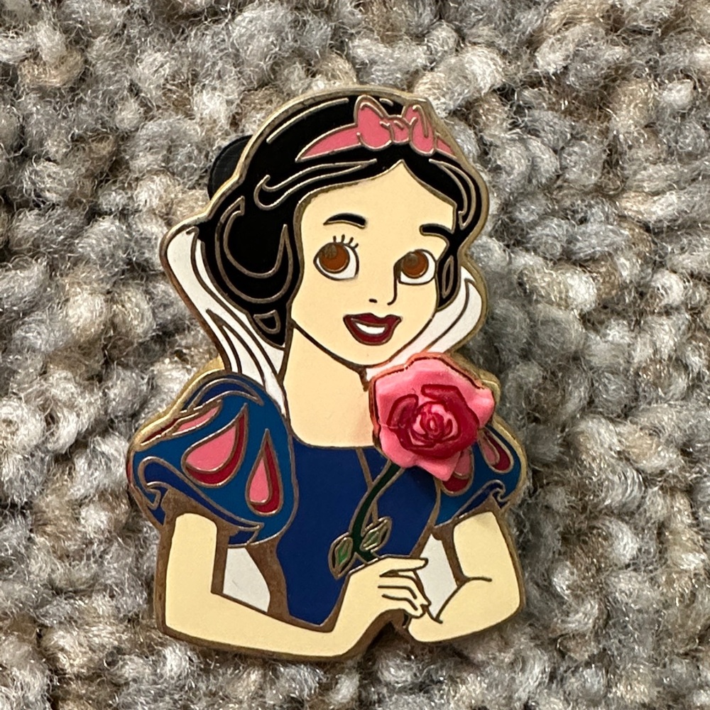 Disney Snow White pin
